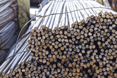 Metal ürünlerin depodaki paketlerine yuvarlak bölümünün metal profil