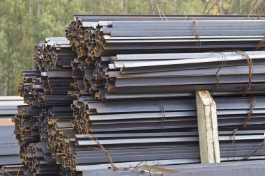 Metal profil kiriş metal ürünlerin depodaki paketlerinde