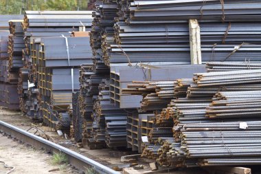 Metal profiller farklı türde metal ürünler depoda bulunan