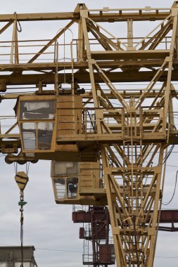 Depodaki gökyüzüne karşı vincin metal konstrüksiyon