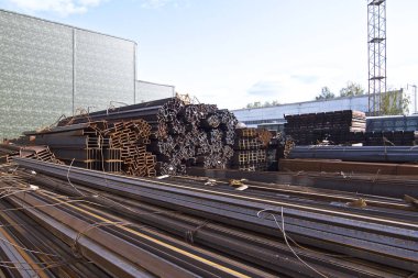 Metal profiller farklı türde metal ürünler depoda bulunan