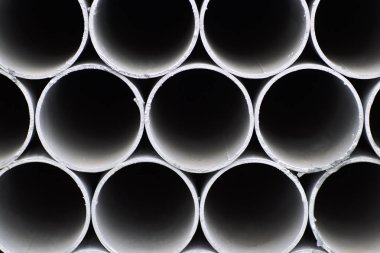 Yuvarlak metal ürünlerin depodaki paketleri bölümünde metal profil boru