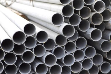 Yuvarlak metal ürünlerin depodaki paketleri bölümünde metal profil boru