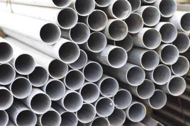 Yuvarlak metal ürünlerin depodaki paketleri bölümünde metal profil boru