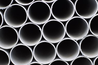 Yuvarlak metal ürünlerin depodaki paketleri bölümünde metal profil boru