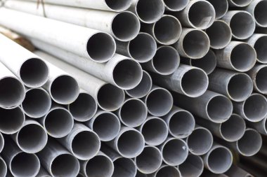 Yuvarlak metal ürünlerin depodaki paketleri bölümünde metal profil boru
