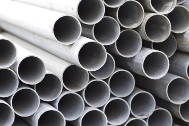 Yuvarlak metal ürünlerin depodaki paketleri bölümünde metal profil boru