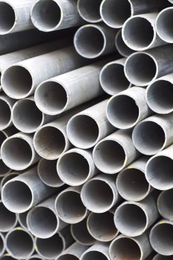Yuvarlak metal ürünlerin depodaki paketleri bölümünde metal profil boru