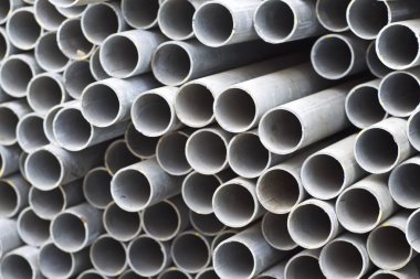 Yuvarlak metal ürünlerin depodaki paketleri bölümünde metal profil boru