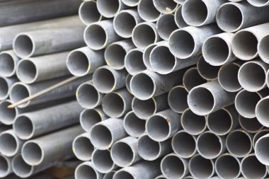 Yuvarlak metal ürünlerin depodaki paketleri bölümünde metal profil boru