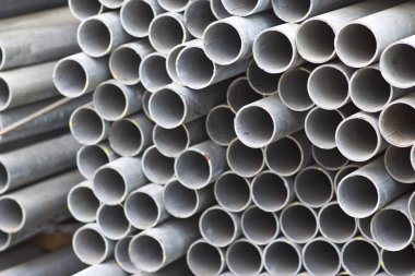Yuvarlak metal ürünlerin depodaki paketleri bölümünde metal profil boru