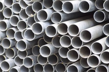 Yuvarlak metal ürünlerin depodaki paketleri bölümünde metal profil boru