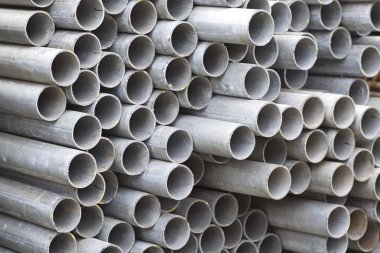 Yuvarlak metal ürünlerin depodaki paketleri bölümünde metal profil boru