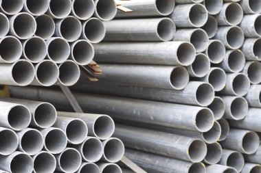 Yuvarlak metal ürünlerin depodaki paketleri bölümünde metal profil boru