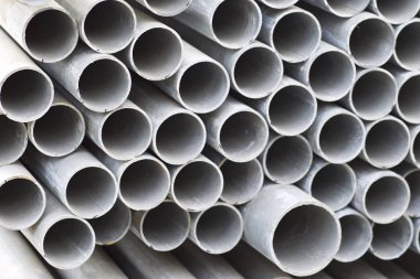 Yuvarlak metal ürünlerin depodaki paketleri bölümünde metal profil boru
