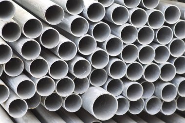 Yuvarlak metal ürünlerin depodaki paketleri bölümünde metal profil boru