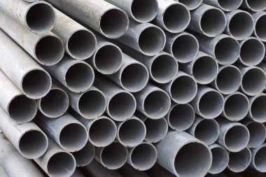 Yuvarlak metal ürünlerin depodaki paketleri bölümünde metal profil boru