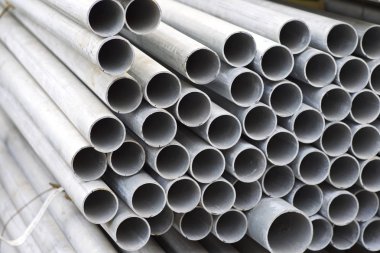 Yuvarlak metal ürünlerin depodaki paketleri bölümünde metal profil boru