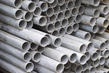 Yuvarlak metal ürünlerin depodaki paketleri bölümünde metal profil boru