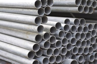 Yuvarlak metal ürünlerin depodaki paketleri bölümünde metal profil boru