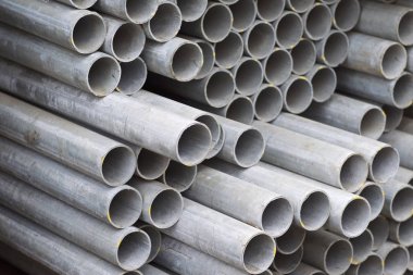 Yuvarlak metal ürünlerin depodaki paketleri bölümünde metal profil boru