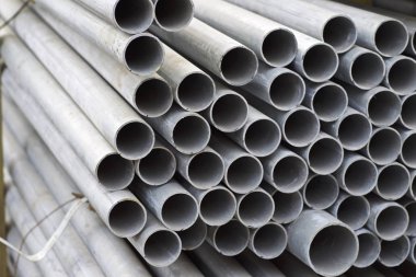 Yuvarlak metal ürünlerin depodaki paketleri bölümünde metal profil boru