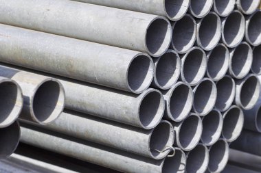 Yuvarlak metal ürünlerin depodaki paketleri bölümünde metal profil boru