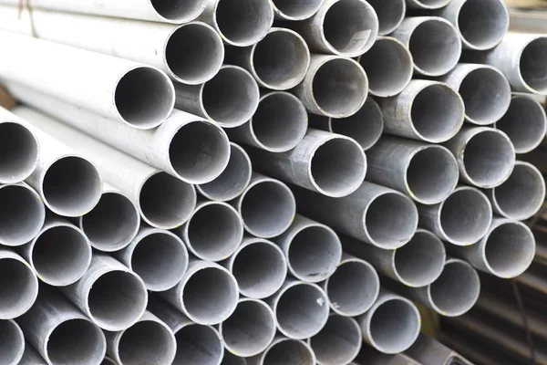 Металеві профільні труби круглого перетину в пачках на складі металевих виробів — стокове фото
