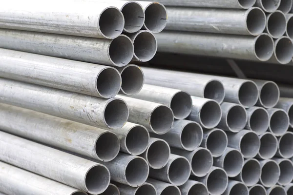 Yuvarlak metal ürünlerin depodaki paketleri bölümünde metal profil boru