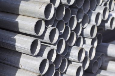 Yuvarlak metal ürünlerin depodaki paketleri bölümünde metal profil boru