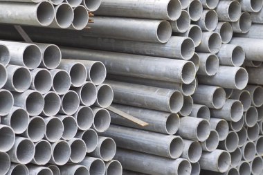 Yuvarlak metal ürünlerin depodaki paketleri bölümünde metal profil boru
