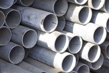 Yuvarlak metal ürünlerin depodaki paketleri bölümünde metal profil boru