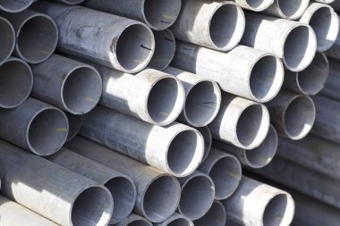 Yuvarlak metal ürünlerin depodaki paketleri bölümünde metal profil boru