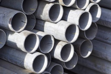 Yuvarlak metal ürünlerin depodaki paketleri bölümünde metal profil boru