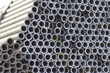 Yuvarlak metal ürünlerin depodaki paketleri bölümünde metal profil boru