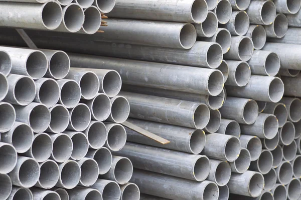 Yuvarlak metal ürünlerin depodaki paketleri bölümünde metal profil boru