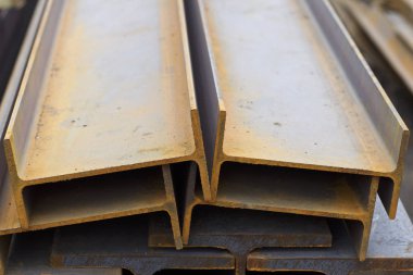 Metal profil kiriş metal ürünlerin depodaki paketlerinde