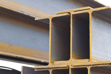 Metal profil kiriş metal ürünlerin depodaki paketlerinde