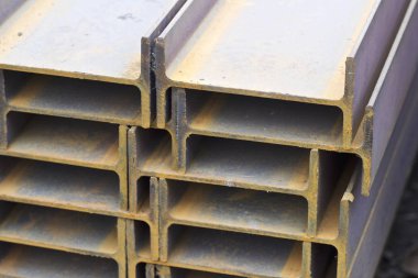 Metal profil kiriş metal ürünlerin depodaki paketlerinde