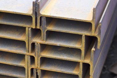 Metal profil kiriş metal ürünlerin depodaki paketlerinde