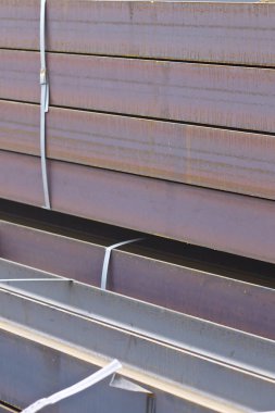 Metal profil kiriş metal ürünlerin depodaki paketlerinde