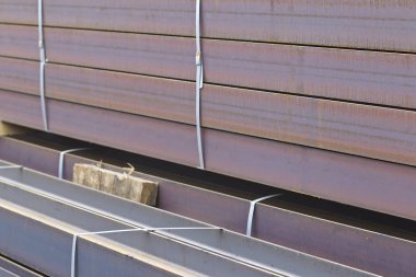 Metal profil kiriş metal ürünlerin depodaki paketlerinde