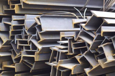 Metal profil kiriş metal ürünlerin depodaki paketlerinde