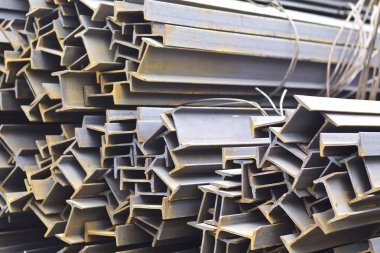 Metal profil kiriş metal ürünlerin depodaki paketlerinde