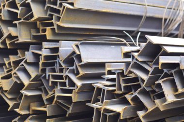 Metal profil kiriş metal ürünlerin depodaki paketlerinde