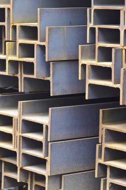 Metal profil kiriş metal ürünlerin depodaki paketlerinde