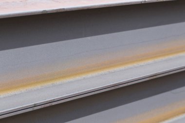 Metal profil kiriş metal ürünlerin depodaki paketlerinde