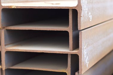 Metal profil kiriş metal ürünlerin depodaki paketlerinde