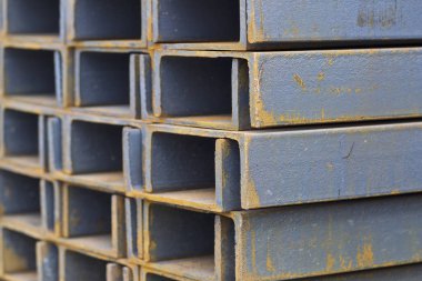 Metal profil kiriş metal ürünlerin depodaki paketlerinde