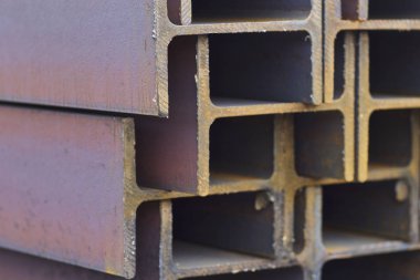 Metal profil kiriş metal ürünlerin depodaki paketlerinde